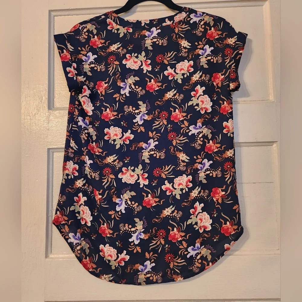 Philosophy Top, Blouse Floral Navy, Pink, Green V-neck Sz XS EUC Summer Tropical